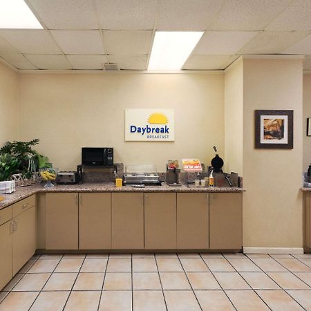 Days Inn By Wyndham Birmingham Al フーバー エクステリア 写真