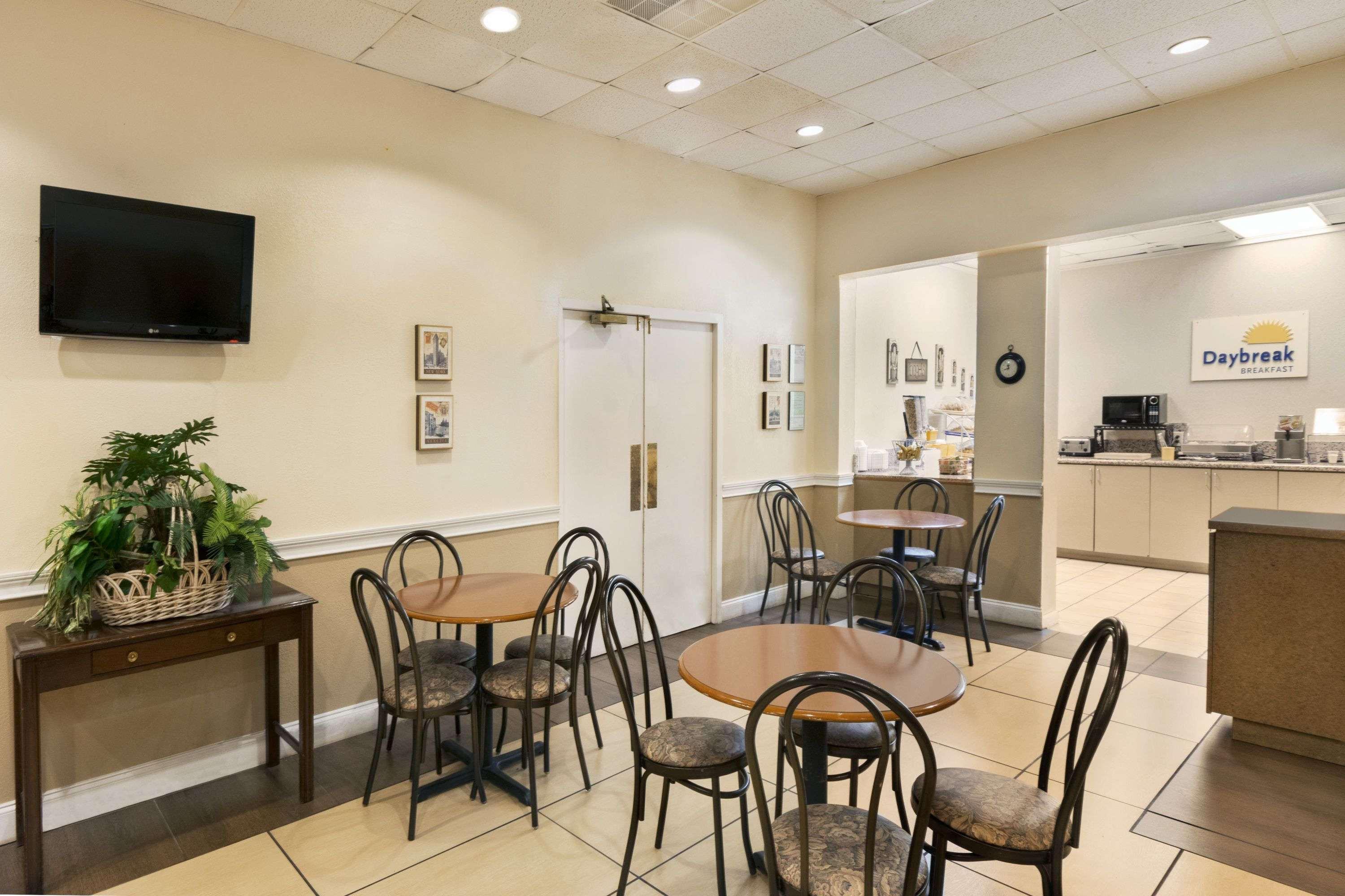 Days Inn By Wyndham Birmingham Al フーバー エクステリア 写真