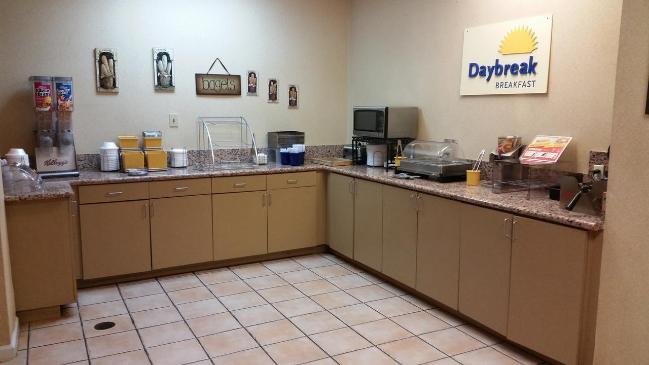 Days Inn By Wyndham Birmingham Al フーバー エクステリア 写真
